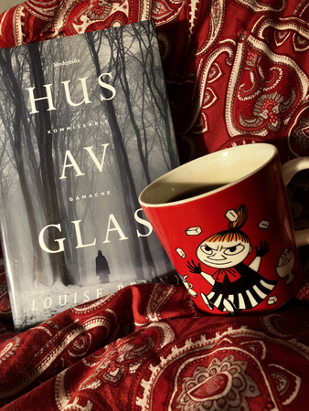 Boken Hus av glas och kaffe på sängen