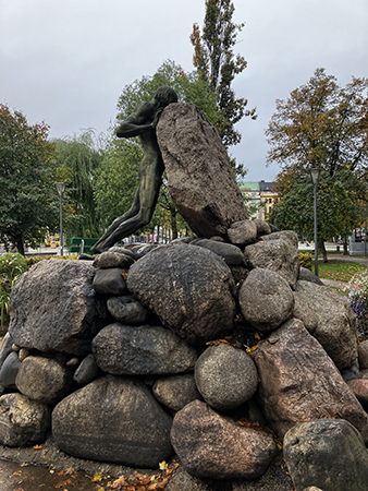 Kämpande staty
