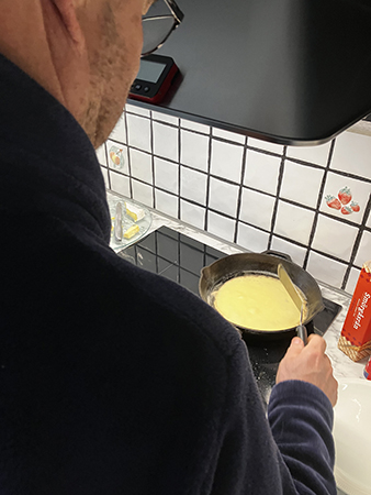 Finske Pinnen gör pannkakor på ägg från Aska