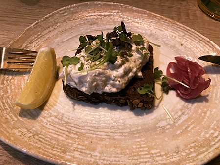 Förrätt skagenröra och lax Brasseri Kanalparken