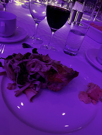 En risig hög med grönsaker majskyckling och polenta