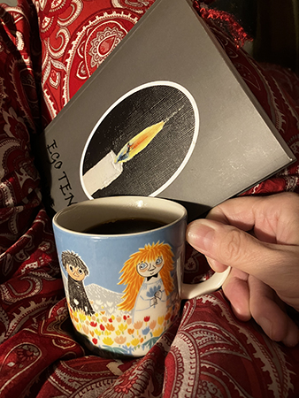 Läsning av Ego tenebris och kaffe på sängen