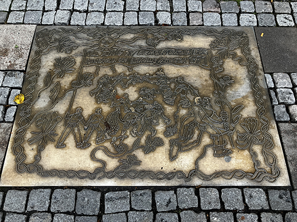 Plakett i gatan till minne av homo o bisexdeminstrationen 1971