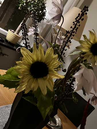 Vackra blommor på matbordet hos Mimmi