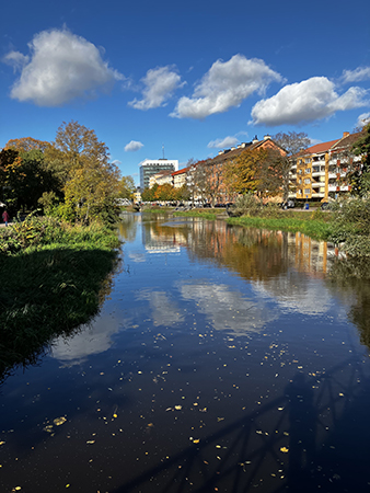 Fyrisån höst med moln som speglar sig i vattnet