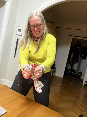 Mimmi öppnar julklappar