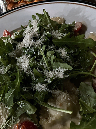 Pastakuddar med svamp och väldigt mycket ruccola