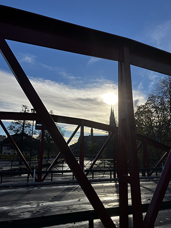 Lunchpromenad i oktober på en bro