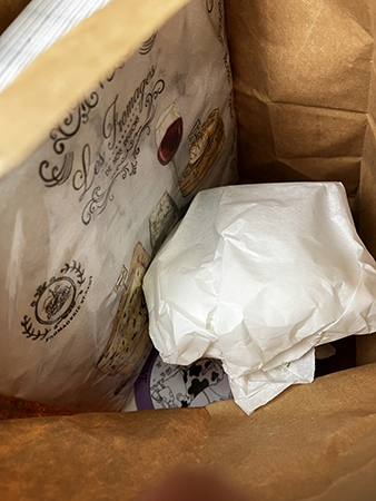 Ost o vin-servetter och två lokala ostar