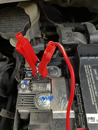 Röd klämma på batteriets pluspol