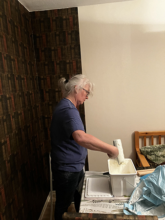 Anna tapetserar nya Bokrummet