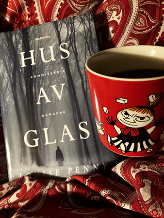 Boken Hus av glas och kaffe på sängen