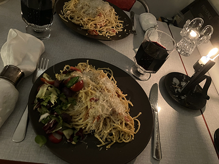 Fetaostpasta och vin rester till söndagsmiddag