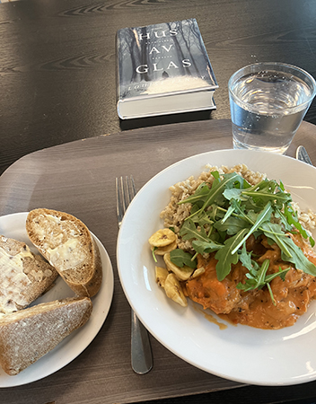Kycklinglunch och boken Hus av glas