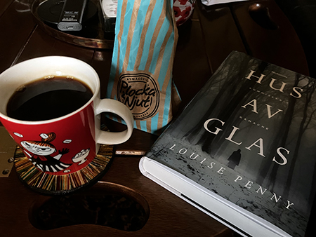 Lördagsgodis kaffe och boken Hus av glas