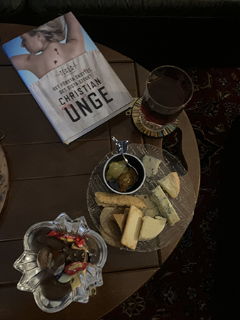 Ostassiett vin godis boken Det första skottet det sista steget