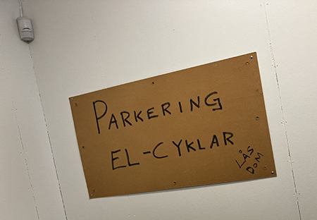 Parkering elcyklar lås dom skylt