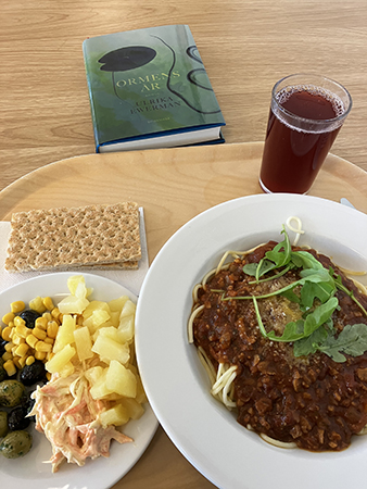 Pasta med veg sås o boken Ormens år