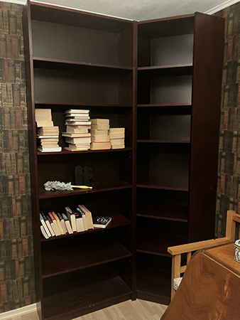 Hörnhylla och hylla nr 4 på plats i nya Bokrummet