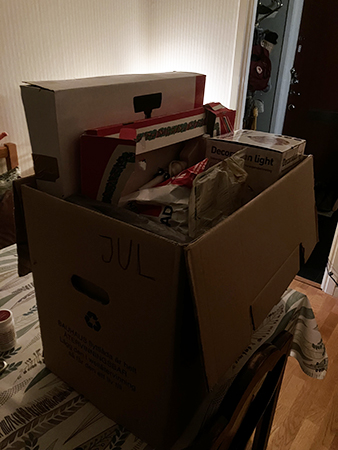 Låda med adventsljusstakar och stjärnor