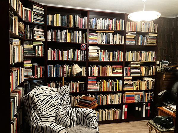 Långväggen bakom skrivbordet