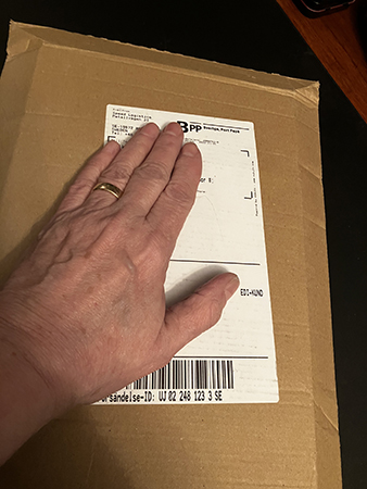 Min hand på ett brunt paket från Harper Collins