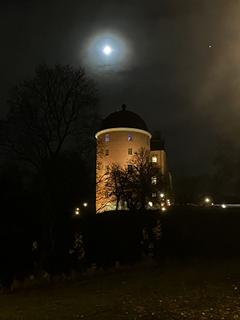 Norra tornet fotat nere från marken