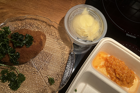 Friterad camembert på assiett med tillbehör i burkar