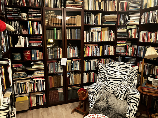 Kortsidan med bokskåpet