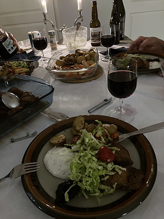 Kyckling potatis sås sallad gelé och vin