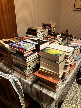 Sista hyllan skönlitteratur urplockad på matbordet