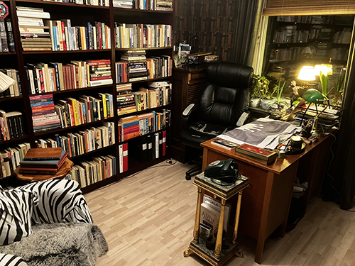 Skrivbordet och bokhyllorna bakom