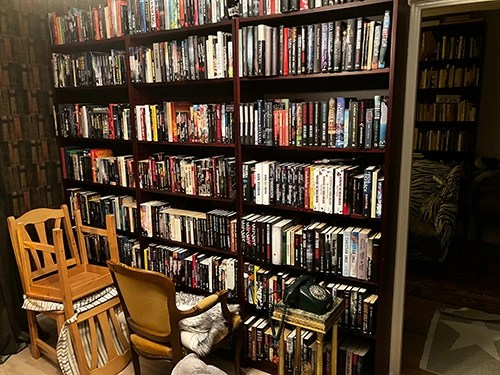 Tre fulla bokhyllor i nya Bokrummet