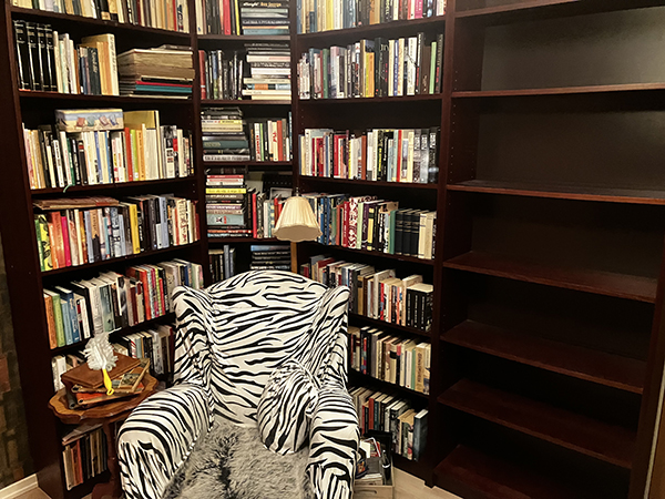 Ytterligare en bokhylla på plats