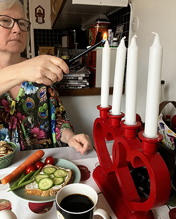 Anna tänder första adventsljuset 2022