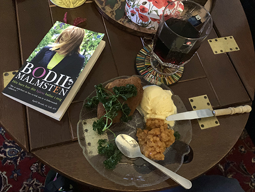 Friterad camembert rödvin och boken Hör bara hur ditt hjärta bultar i mig