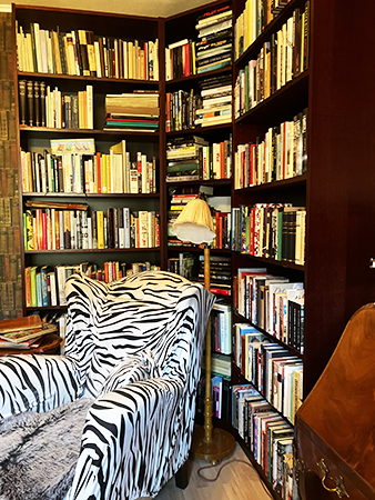 Hörnhyllan och två omgivande fyllda hyllor