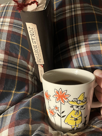 Kaffe och boken Blindspår på sängen