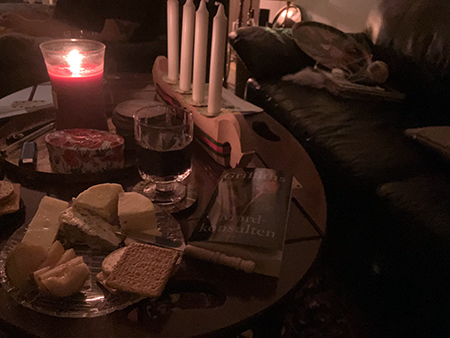 Ost kex vin och boken Mordkonsulten