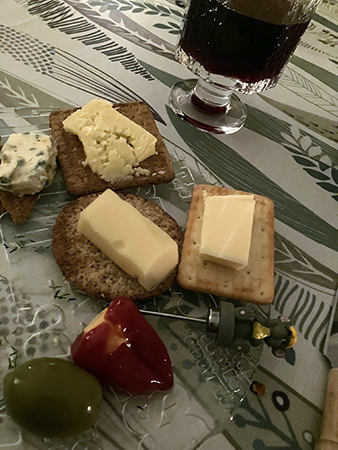 Ostassiett med tillbehör och Chianti