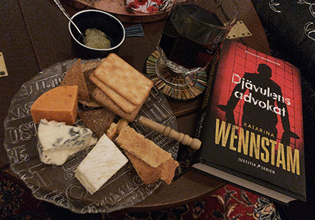 Ostassiett vin och boken Djävulens advokat Ostassiett vin och boken Djävulens advokat