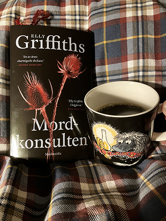 Boken Mordkonsulten och kaffe på sängen