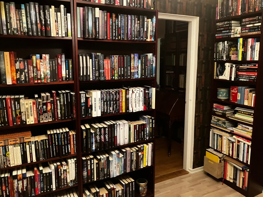 Deckarhyllor och ingång