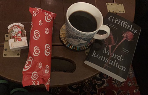 Kvällsfika med chokladtomte miniTipTopglass och boken Mordkonsulten