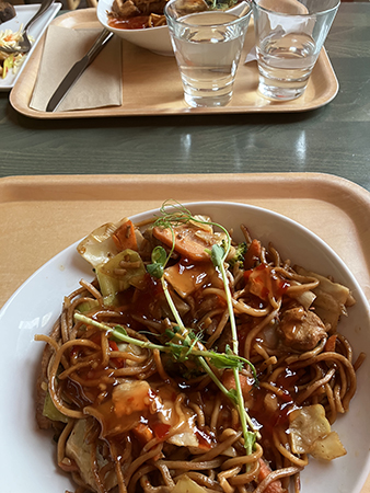 Kycklingwoklunch med en törstig