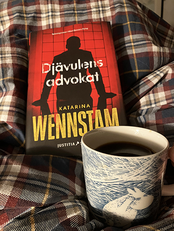 Lördagsstart med boken Djävulens advokat och kaffe på sängen