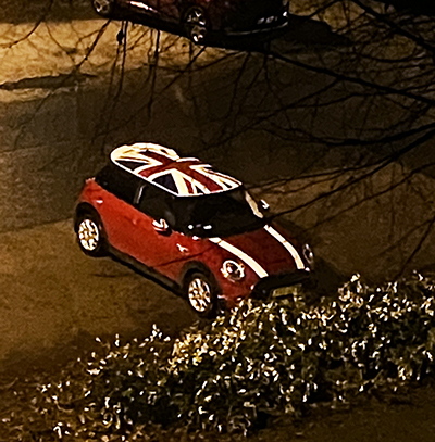 Mini Cooper med Union Jack på taket på parkeringen Mini Cooper med Union Jack på taket på parkeringen