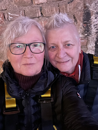 Två spända blivande takklättrare