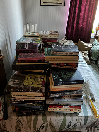 Urplockade böcker på Annas matbord igen