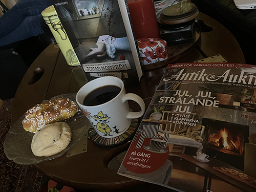 Gofika hemma med saffransbulle russintopp och läsning